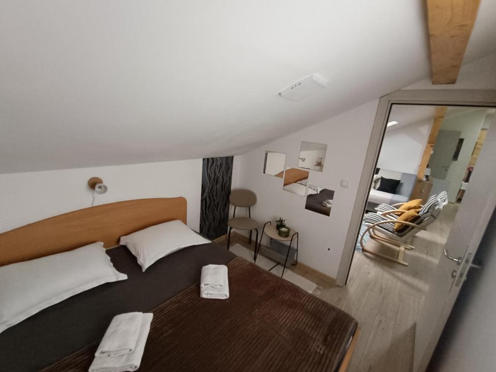 Un pat sau paturi într-o cameră la Apartmani S - DSN