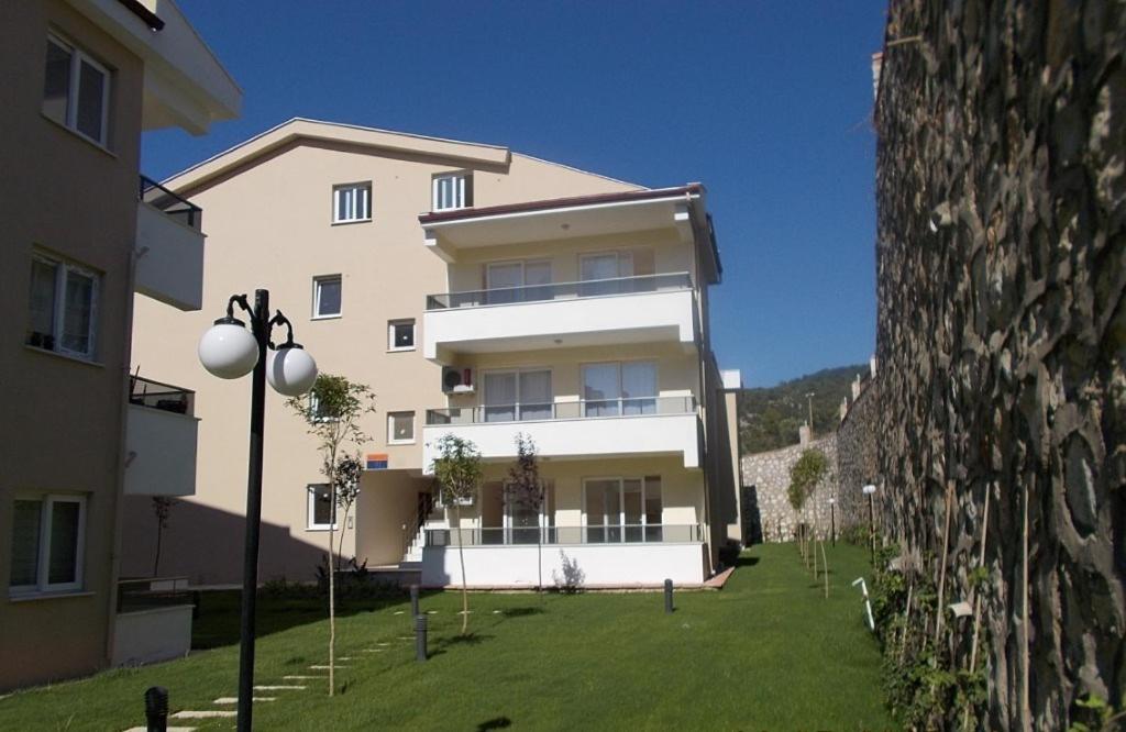 アクブクにあるEge Yildizi Holiday Homesの緑の芝生が目の前に広いアパートメントです。