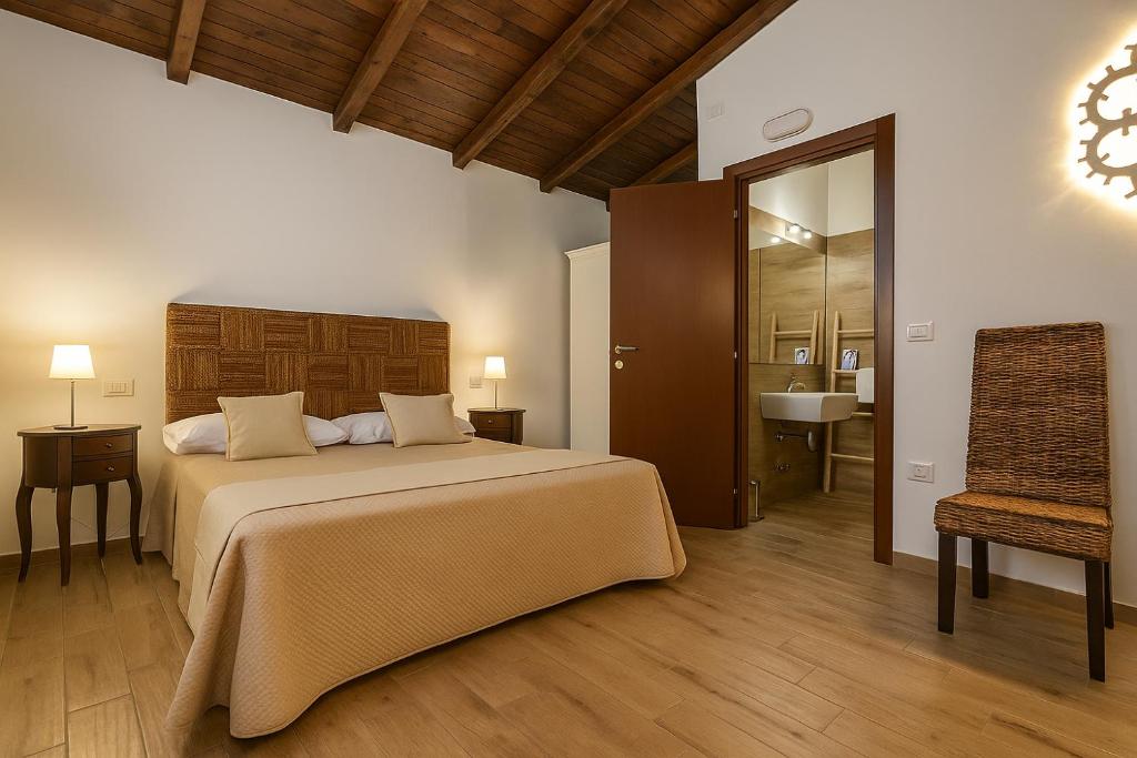 een slaapkamer met een groot bed en een badkamer bij Hotiday Otranto Porto in Otranto