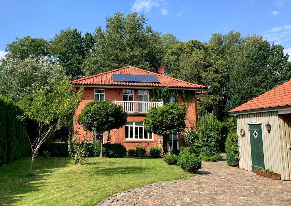 una casa in mattoni con un tetto solare e un cortile di EinfachSein a Trittau