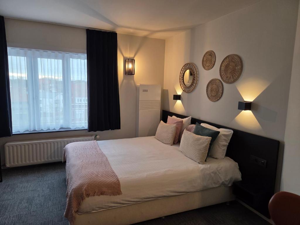 Una cama o camas en una habitación de Hotel Carnac