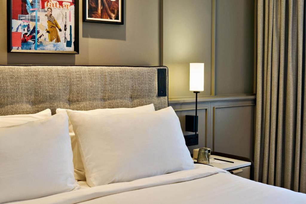Radisson Blu Hotel, London Bond Street photo