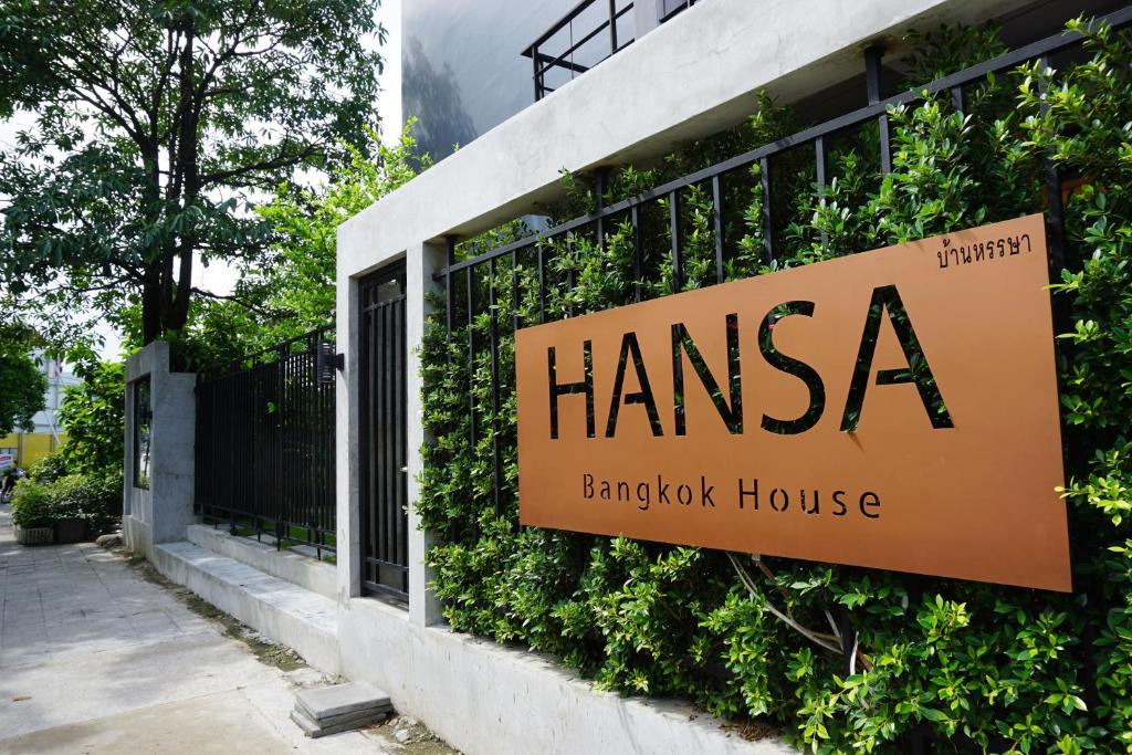 Chứng chỉ, giải thưởng, bảng hiệu hoặc các tài liệu khác trưng bày tại Hansa Bangkok House