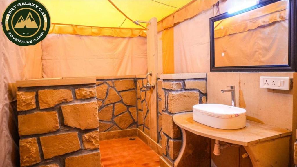 Ένα μπάνιο στο desert Galaxy Camp Jaisalmer