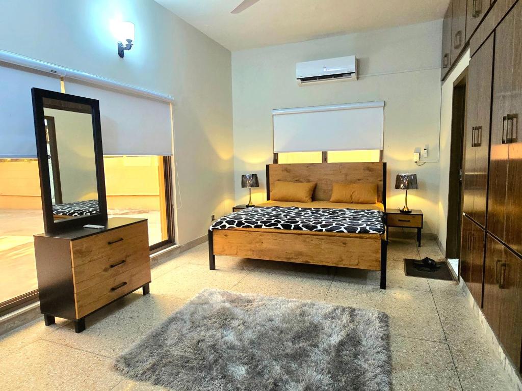 Ένα ή περισσότερα κρεβάτια σε δωμάτιο στο Amber Wood By Luxurious Landing