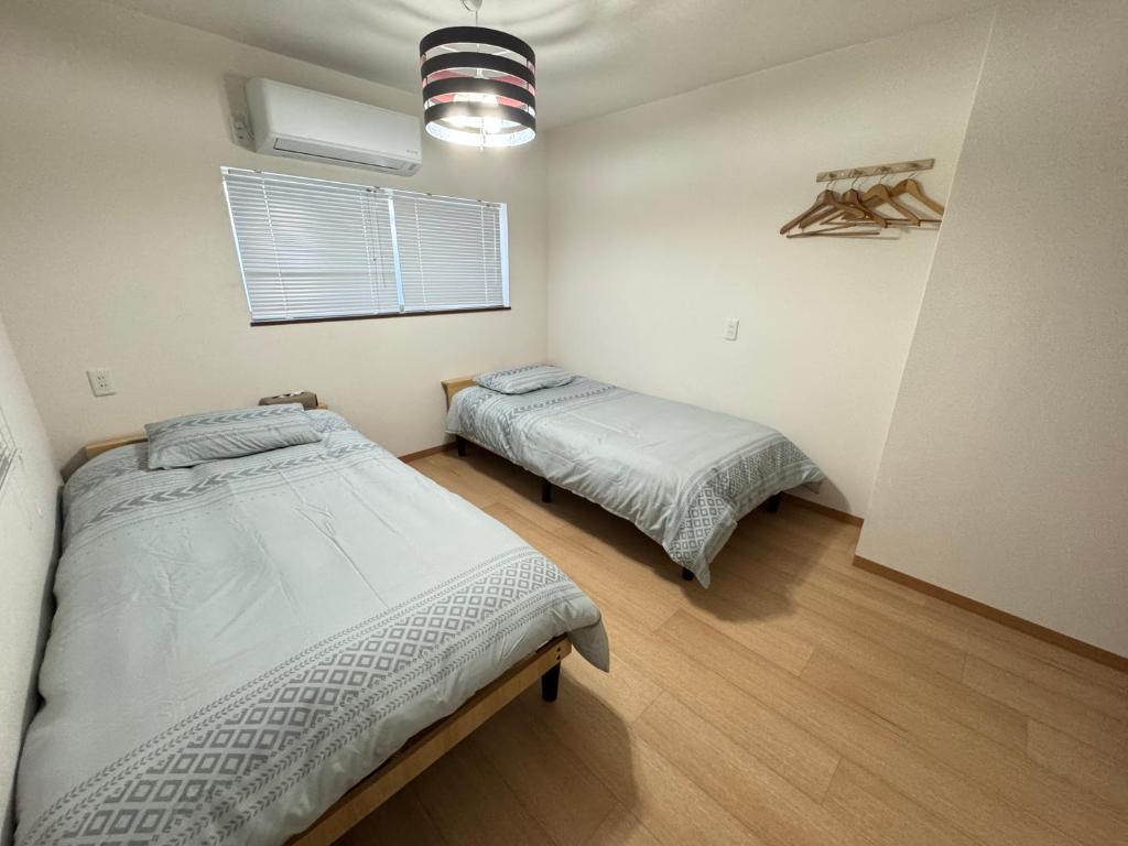 Ένα ή περισσότερα κρεβάτια σε δωμάτιο στο 羽憩館 Hakeikan KIX