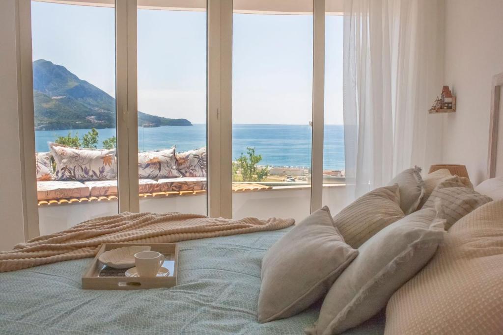 una camera da letto con un letto con vista sull'oceano di The Dream Getaway SkyLine by DeVasco a Bečići