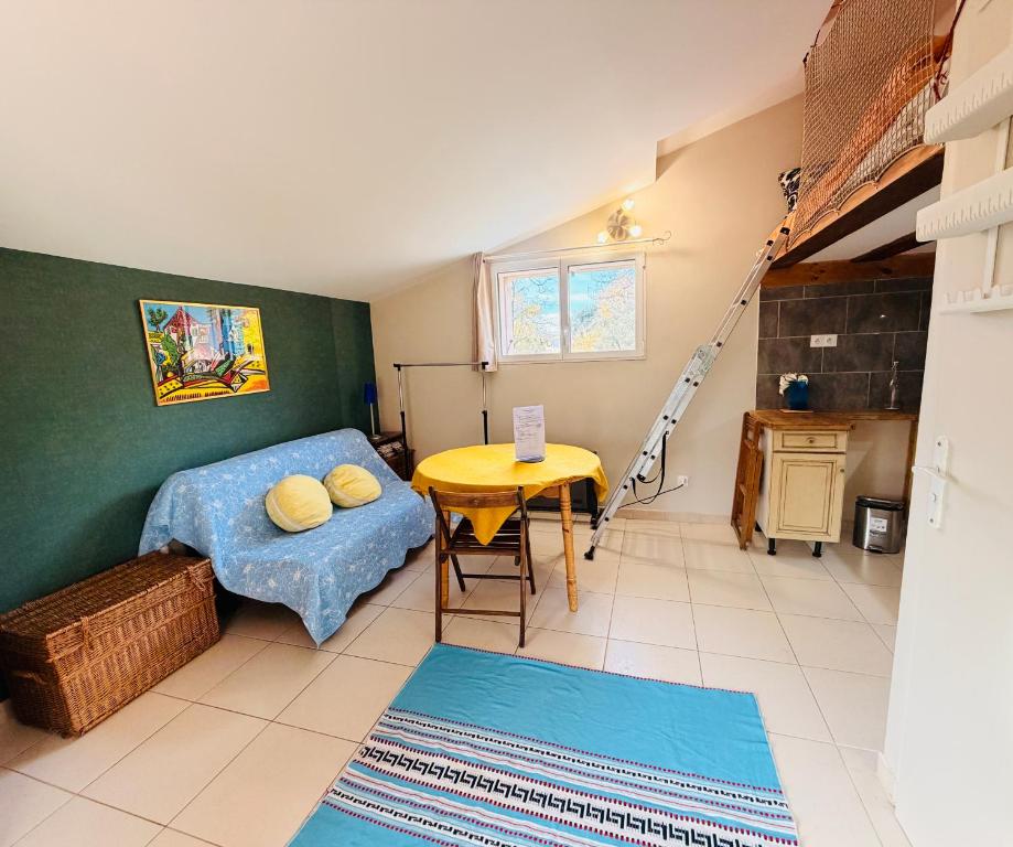 Χώρος καθιστικού στο Provençal Getaway Pool Studio Hiking