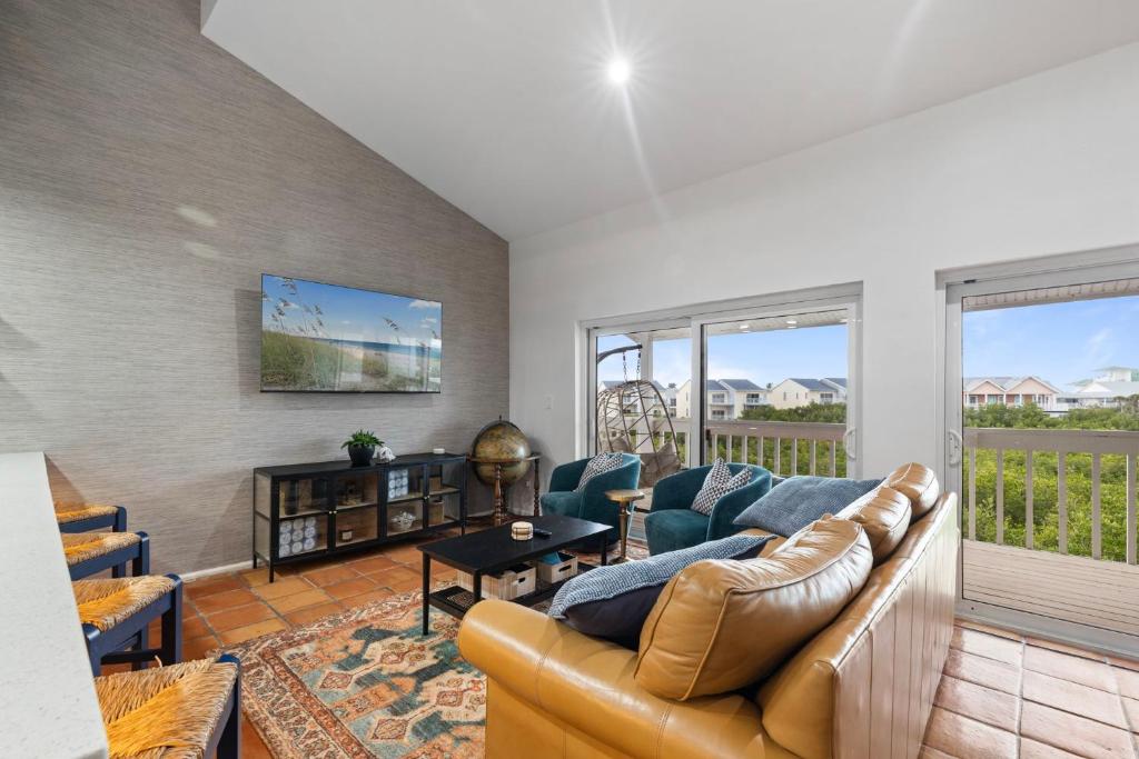 Μια τηλεόραση ή/και κέντρο ψυχαγωγίας στο Newly Renovated, Water Views, 2 BD Condo