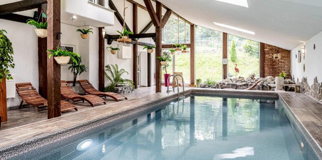 Vila Nezábudka 206, Tatranská Štrba في تاترانسكا ستربا: مسبح في بيت فيه كراسي