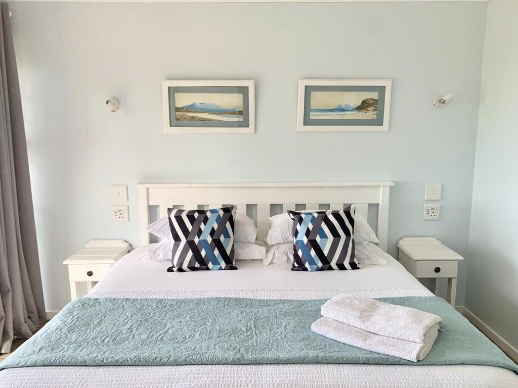 Southern Blue Agulhas في أقولاس: غرفة نوم بها سرير ووسادتين عليه
