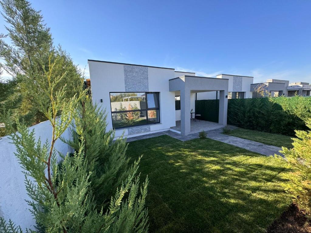 a view of a house with a yard at Popoveni Garden Vila in Craiova