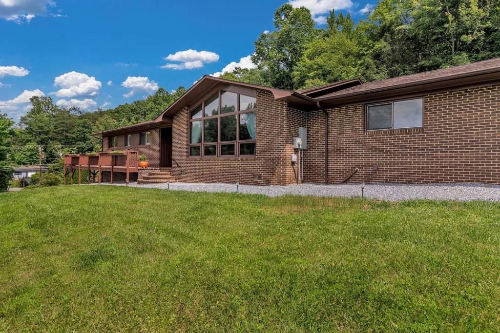 O grădină în afara Charming Mountain Home with Panoramic Views near Black Mountain, Marion, NC