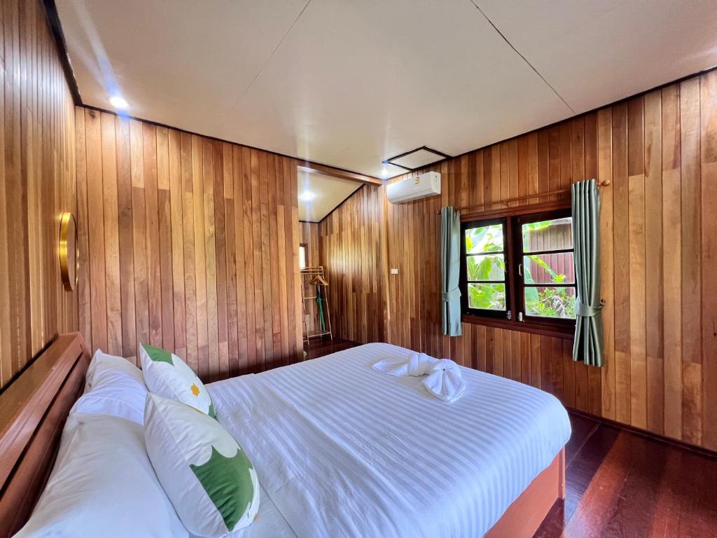 Postel nebo postele na pokoji v ubytování Bann Klong Jao Homestay