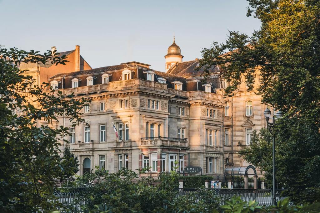 ein großes Gebäude mit einer Kuppel darauf in der Unterkunft Hôtel Régent Contades in Straßburg