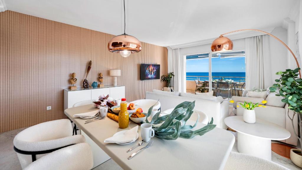 VACATION MARBELLA I Puerto Banus Sea Front, Best Sea View, NEW Decoration, BBQ, 24-7 Security, Pool