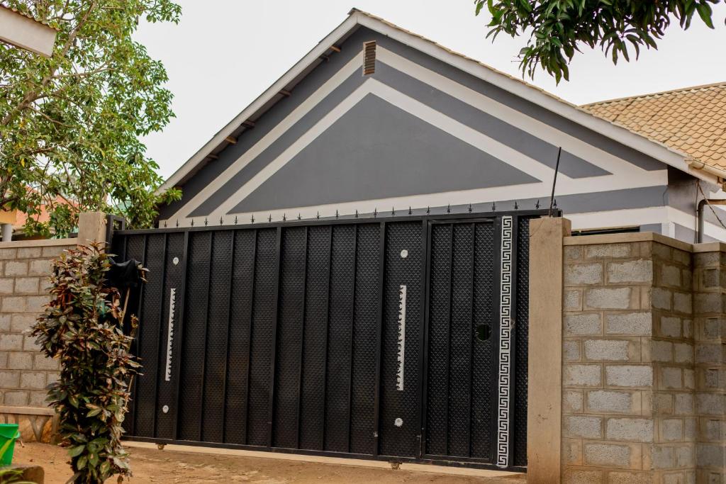 Solana Homes في كامبالا: باب مرآب أسود مع نافذة في الأعلى