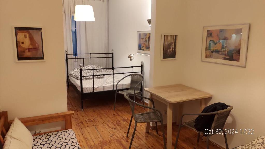 White Tower Cozy Studio OYR1 في سلانيك: غرفة معيشة بها سرير وطاولة