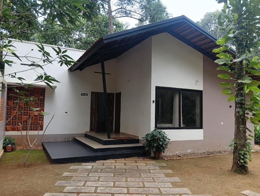 Tòa nhà nơi biệt thự tọa lạc