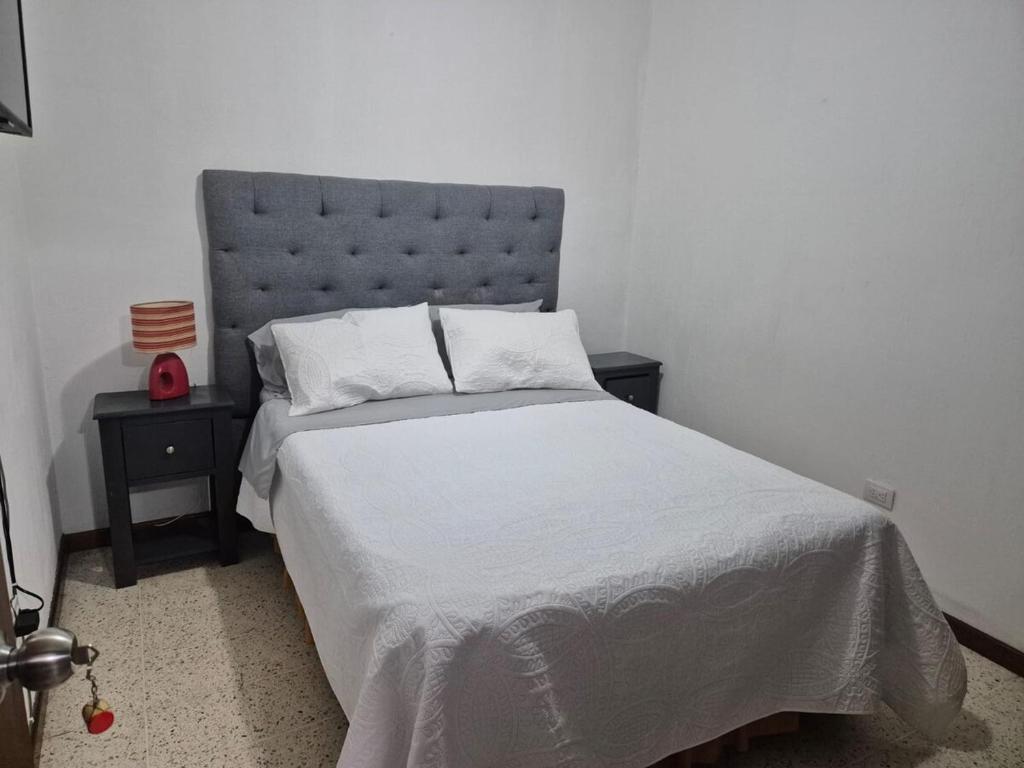 Ένα ή περισσότερα κρεβάτια σε δωμάτιο στο For 2 in Antigua Guatemala