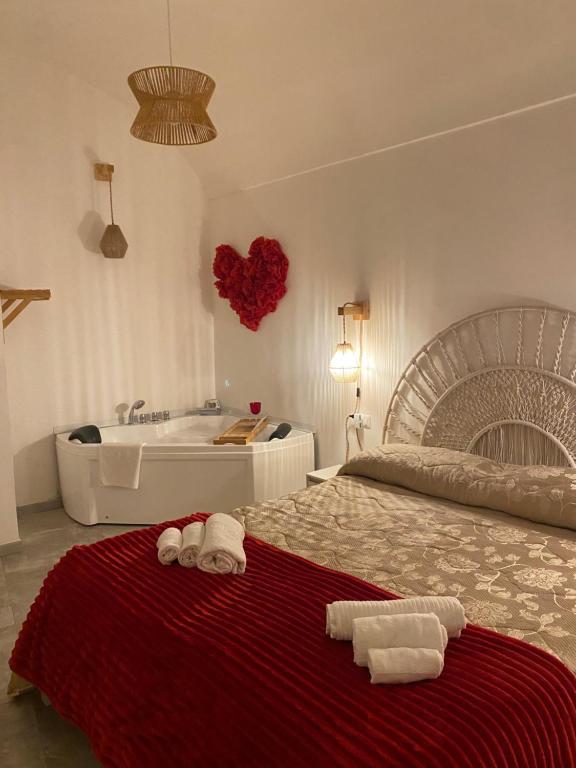 CasaMia في كاستلانيتا: غرفة نوم مع سرير وحوض استحمام ومغسلة