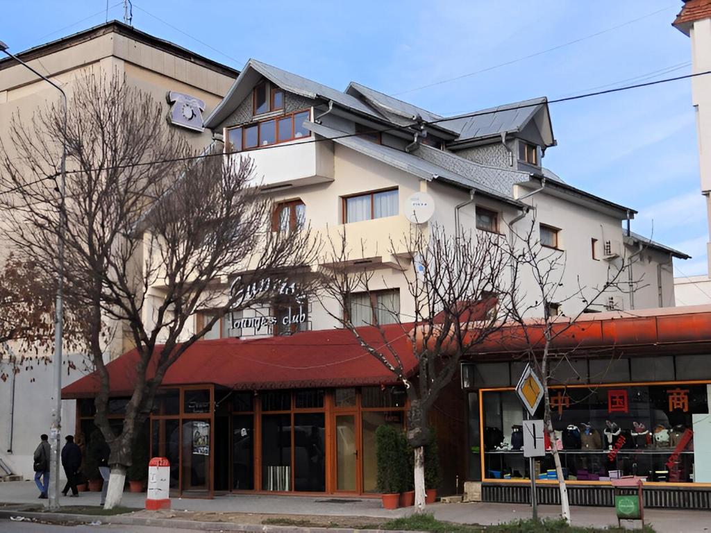 un edificio con persone che camminano davanti di Sunrise Hotel ad Adjud