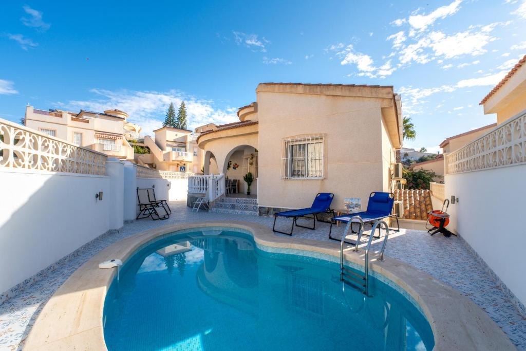 La alberca dentro o cerca de La Casa de La Felicidad