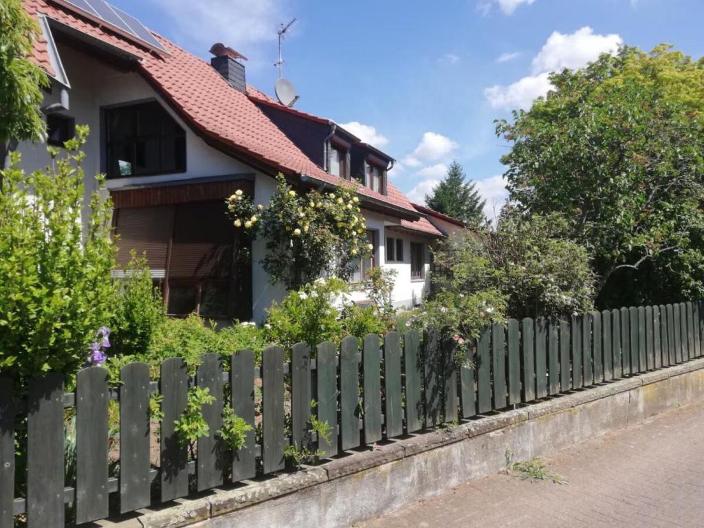 una valla de madera delante de una casa en Ferienhaus Hebborn, en Bergisch Gladbach