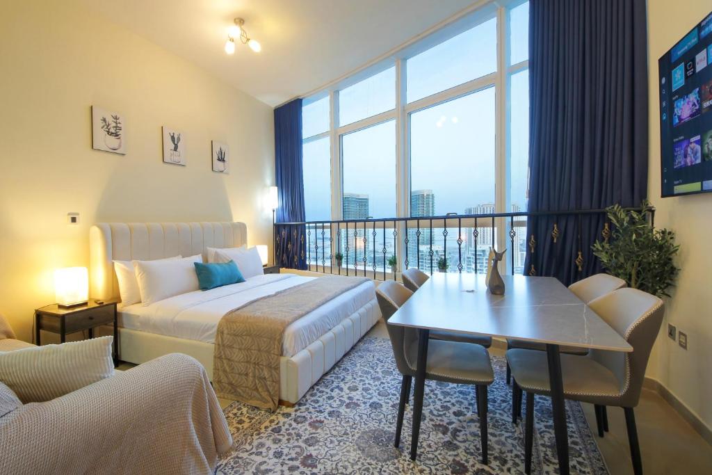 Кровать или кровати в номере Silk Valley - Waterfront Studio with Gym, Pool & Free Parking