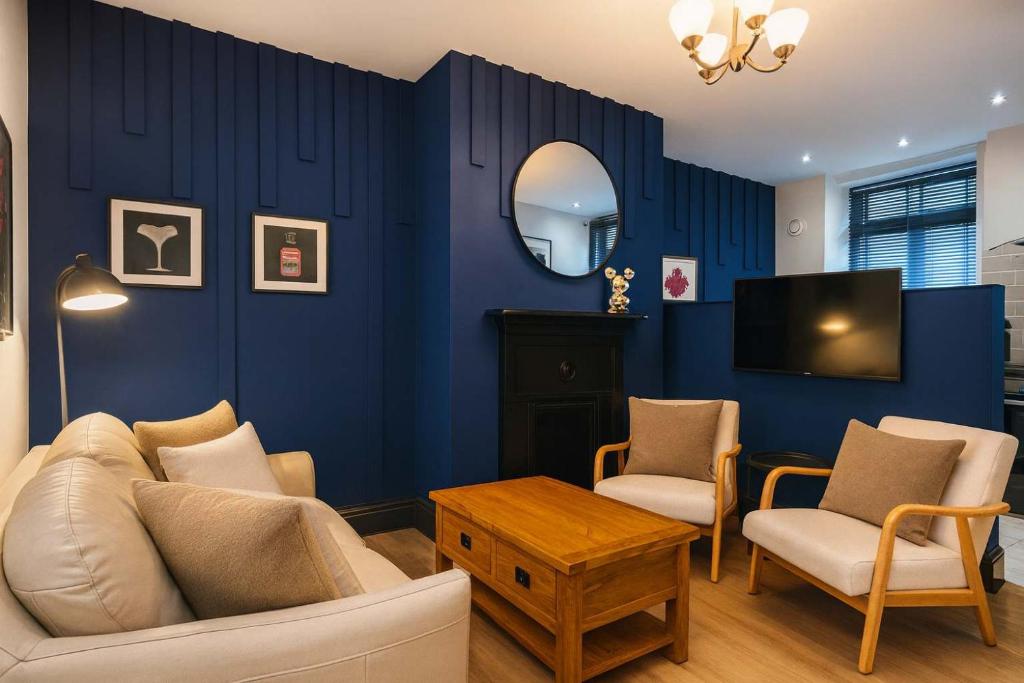 TV in/ali zabaviščno središče v nastanitvi The Pavilion- 2 King Beds Work Desks Dolce Gusto