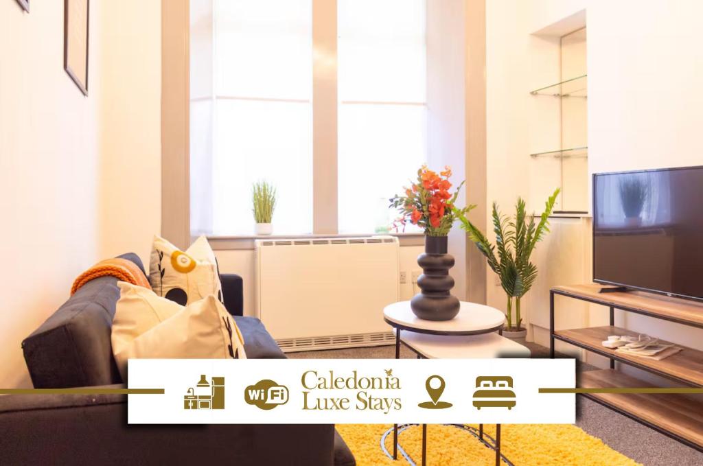 een woonkamer met een bank en een tv bij Castlegreen Apartment in Dumbarton