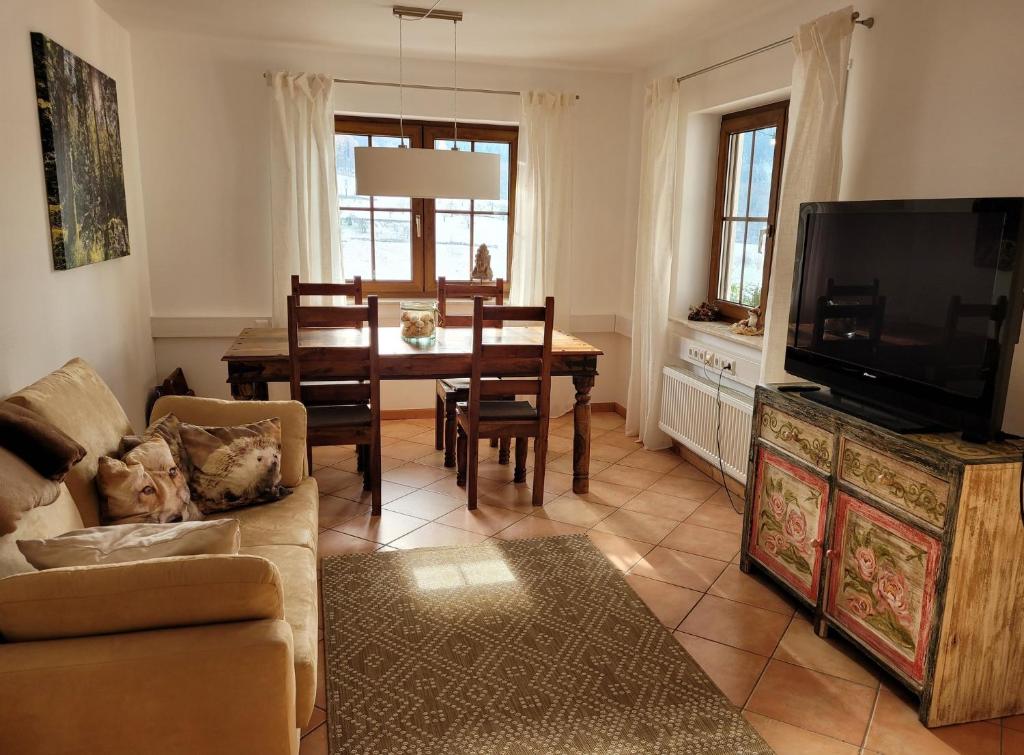 Ferienwohnung Sommerseite في سيباتش: غرفة معيشة مع أريكة وطاولة مع تلفزيون