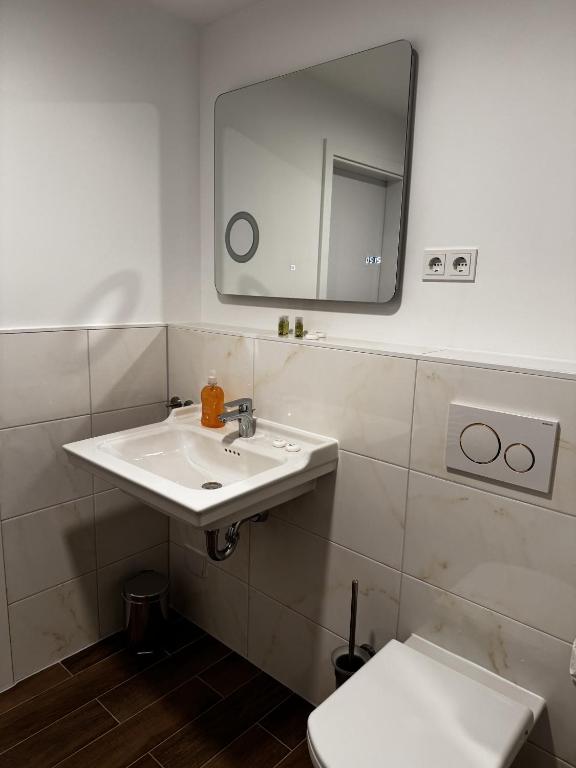 East-Riverside Boardinghouse - Single Room With Bathroom