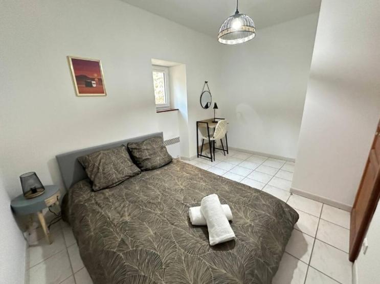 Ένα ή περισσότερα κρεβάτια σε δωμάτιο στο La Halte des Pierrus