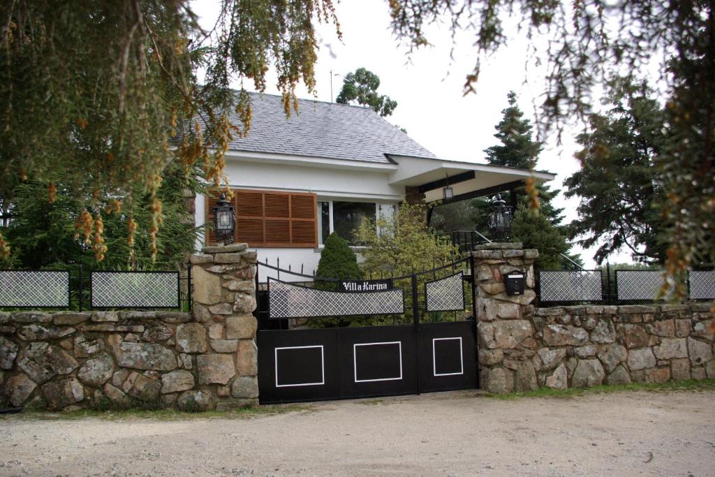 Το κτήριο όπου στεγάζεται  η παραθεριστική κατοικία