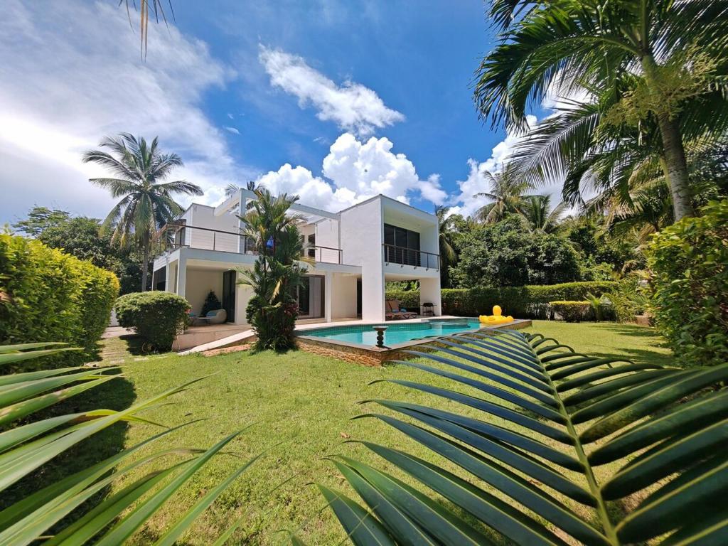 Swimmingpoolen hos eller tæt på Villa Summer - Private villa by the sea