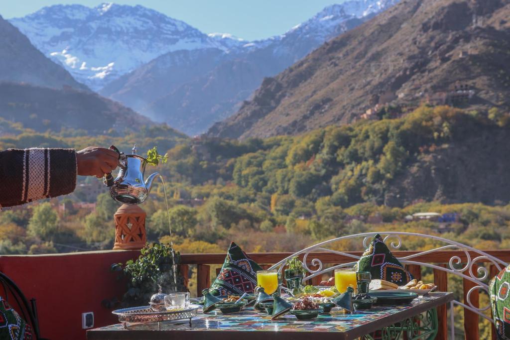 Nespecifikovaný výhled na hory nebo výhled na hory při pohledu z hotelu