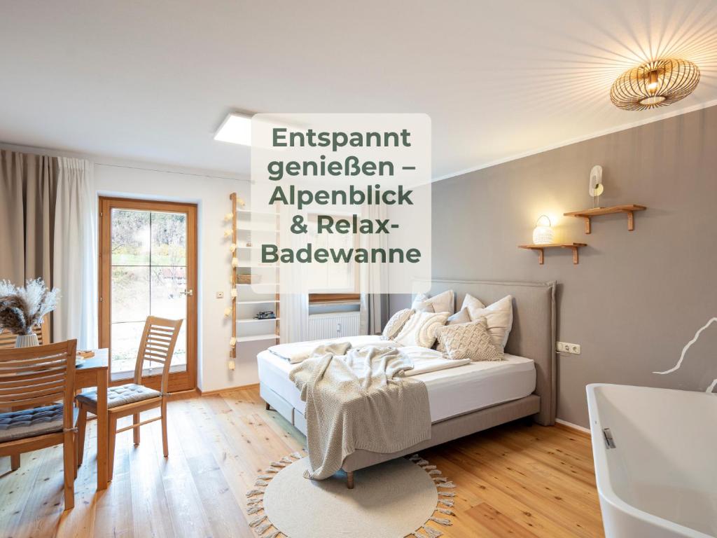 En eller flere senge i et værelse på Romantische Winter-Auszeit in Sachrang - Fewo Bergsteigerdorf mit Alpenblick & Relax-Badewanne