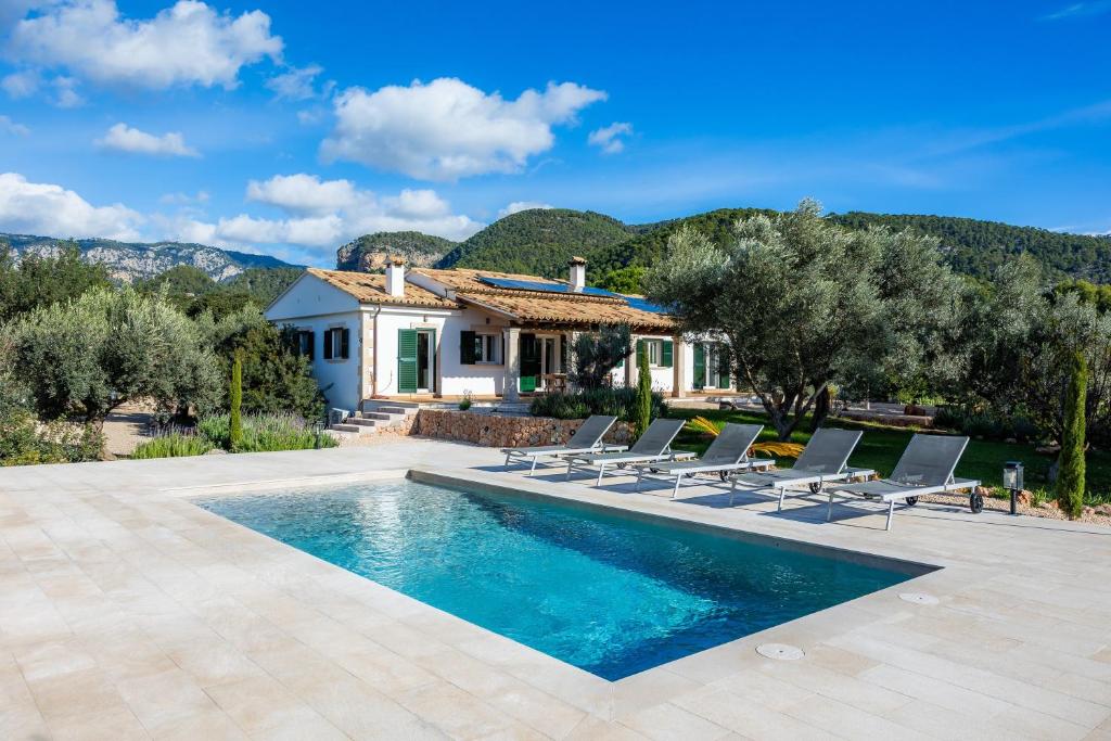 een villa met een zwembad en een huis bij Ca na Barons in Bunyola