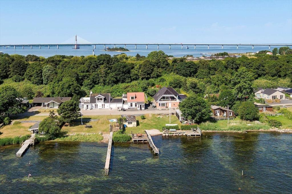 una isla con casas y un muelle en el agua en 8254-Vordingborg-Masnedovej-34, en Ore
