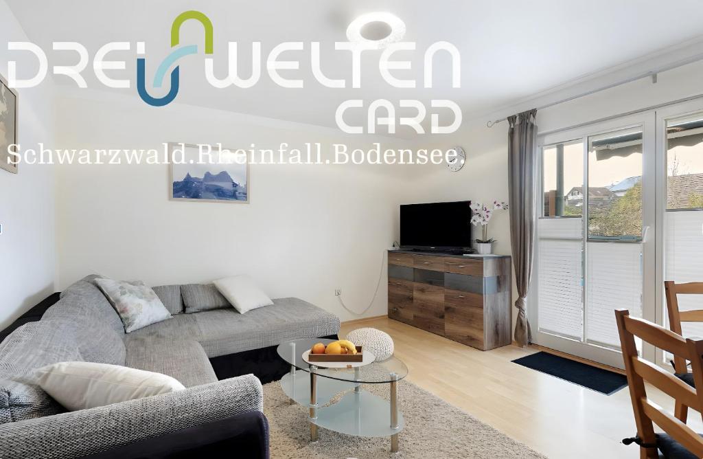 ein Wohnzimmer mit Sofa und Fernseher in der Unterkunft Ferienwohnung Ketterer in Behla