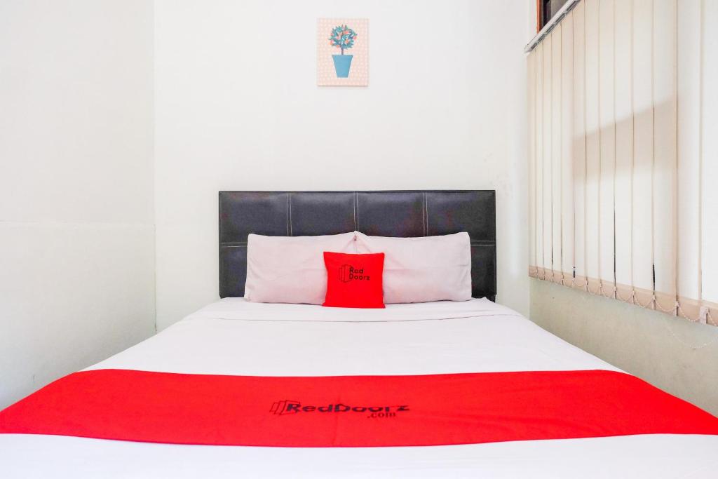 Ένα ή περισσότερα κρεβάτια σε δωμάτιο στο RedDoorz near Lotte Mart Maguwoharjo Yogyakarta