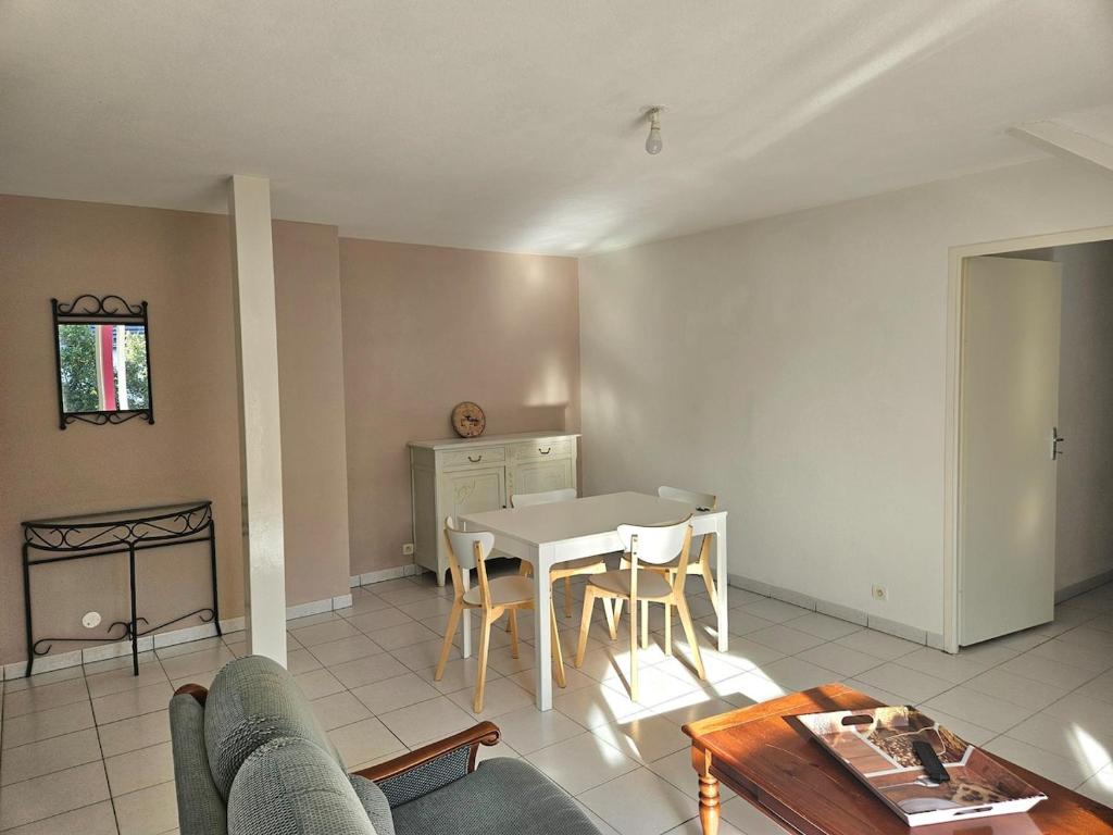 Χώρος καθιστικού στο Appartement lumineux avec terrasse et parking à 5 min du centre ville
