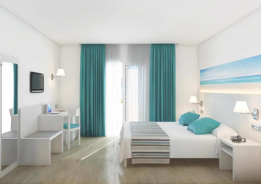 Un dormitorio blanco con una cama y un escritorio. en Hotel Playas de Paguera, en Paguera