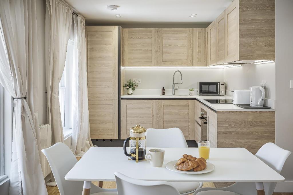 Η κουζίνα ή μικρή κουζίνα στο Bright Apartments Near Farnham Castle by StayStayStay