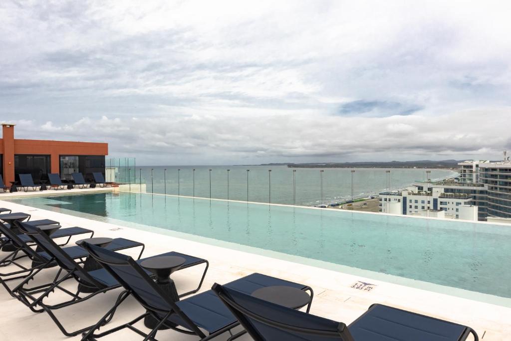 Faranda Collection Cartagena, a member of Radisson Individuals في كارتاهينا دي اندياس: مسبح على سطح مبنى مع كراسي