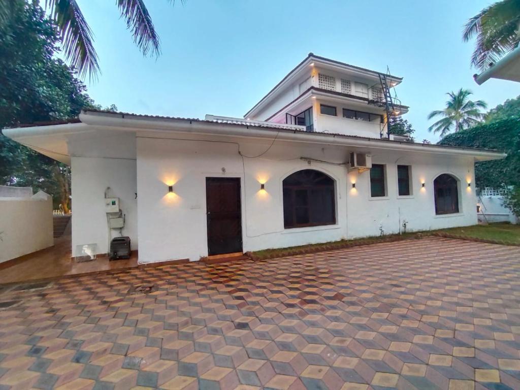 een wit huis met daarop een gebouw bij Villa Portuguesa 5 bhk calangute in Calangute