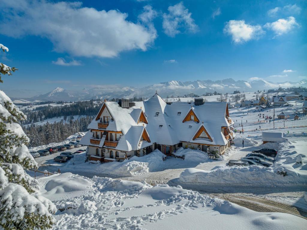 eine Luftansicht eines schneebedeckten Hauses in der Unterkunft Hotel REDYK Ski&Relax in Zakopane