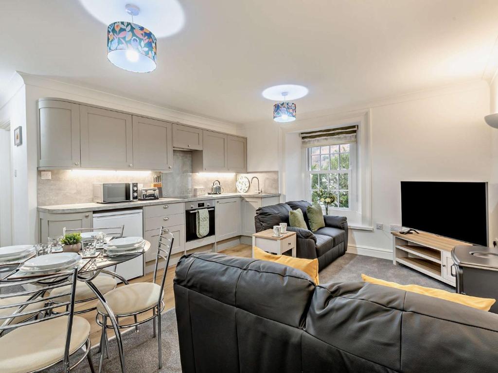 een keuken en woonkamer met een bank en een tafel bij 2 Bed in Rosthwaite 86393 in Rosthwaite