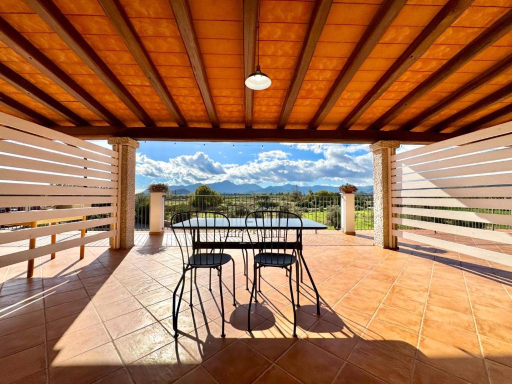 Un patio con una mesa y dos sillas. en Cronta Apartments, en Bari Sardo